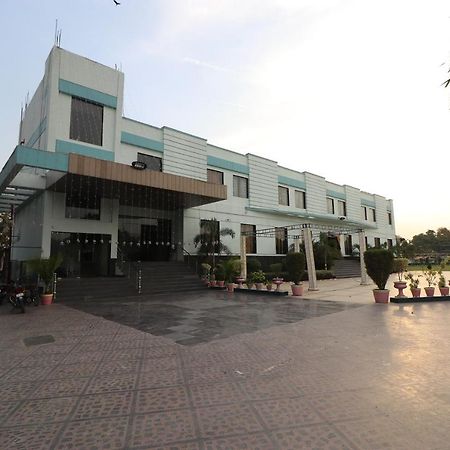 Oyo 33387 Laxmi Lawn And Resort Suite Lucknow Extérieur photo