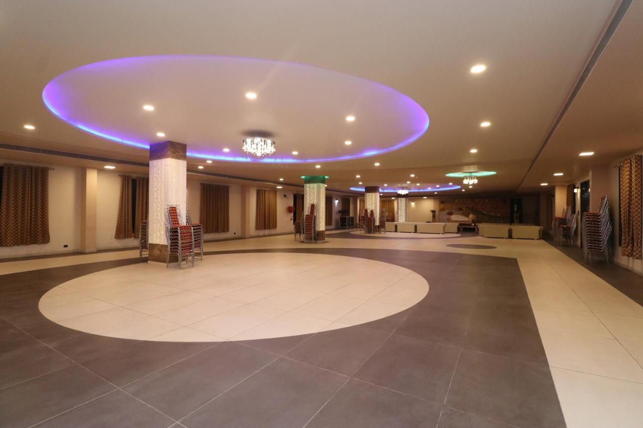 Oyo 33387 Laxmi Lawn And Resort Suite Lucknow Extérieur photo